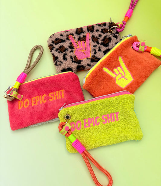 Gute Laune Täschchen „Do epic sh*t“ aus Kuschelteddy und Frottee mit Handschlaufe aus Segeltau