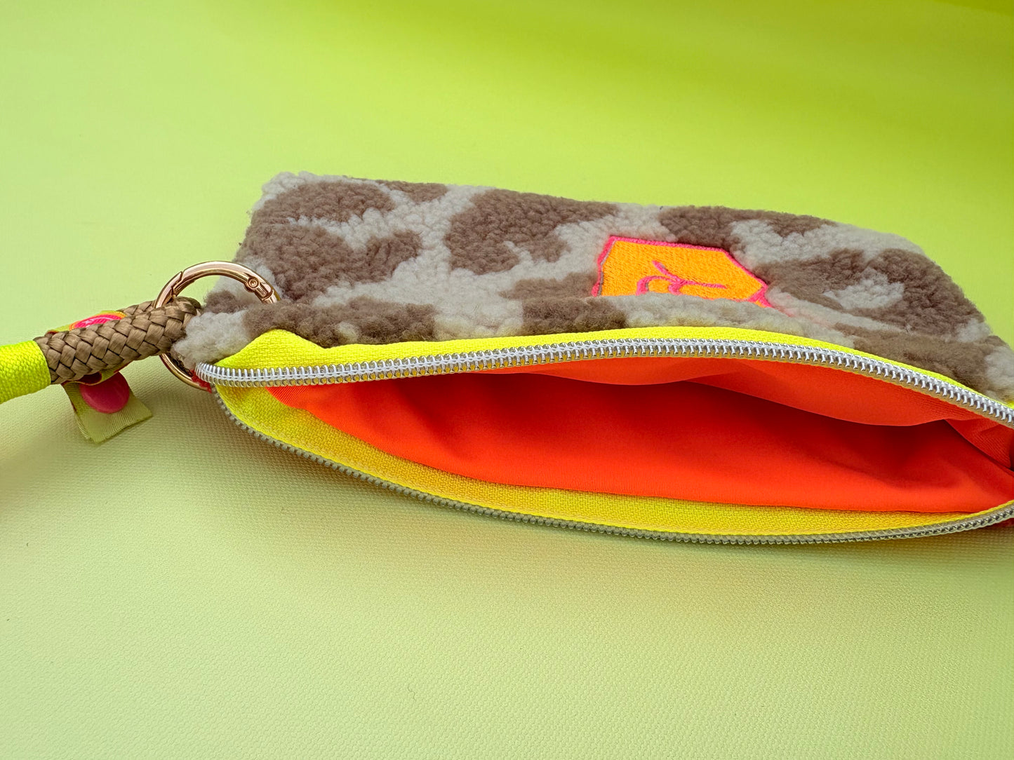 Gute Laune Täschchen „Do epic sh*t“ aus Kuschelteddy und Frottee mit Handschlaufe aus Segeltau