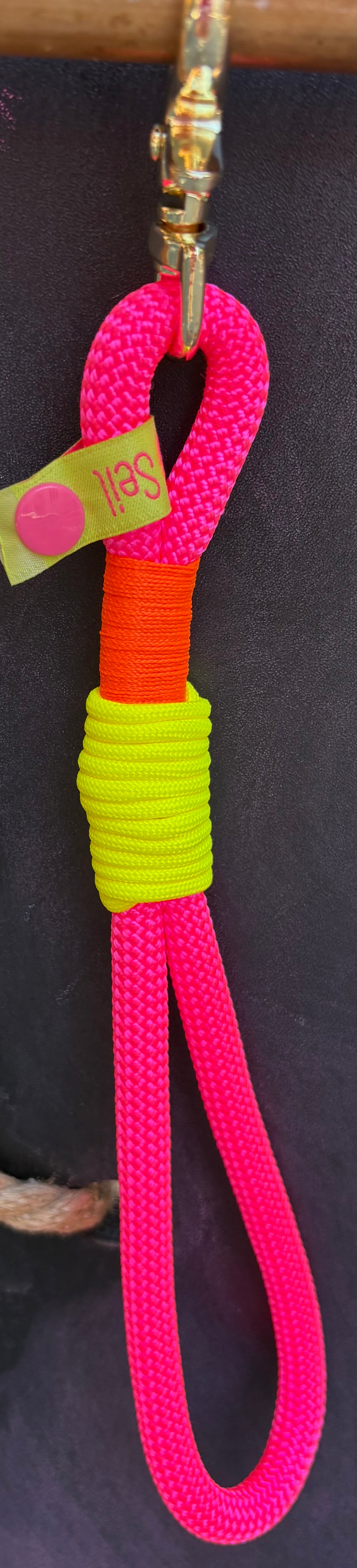Handycharm und Schlüsselanhänger „BÄM“ in Neonpink aus Paracord und Segeltau