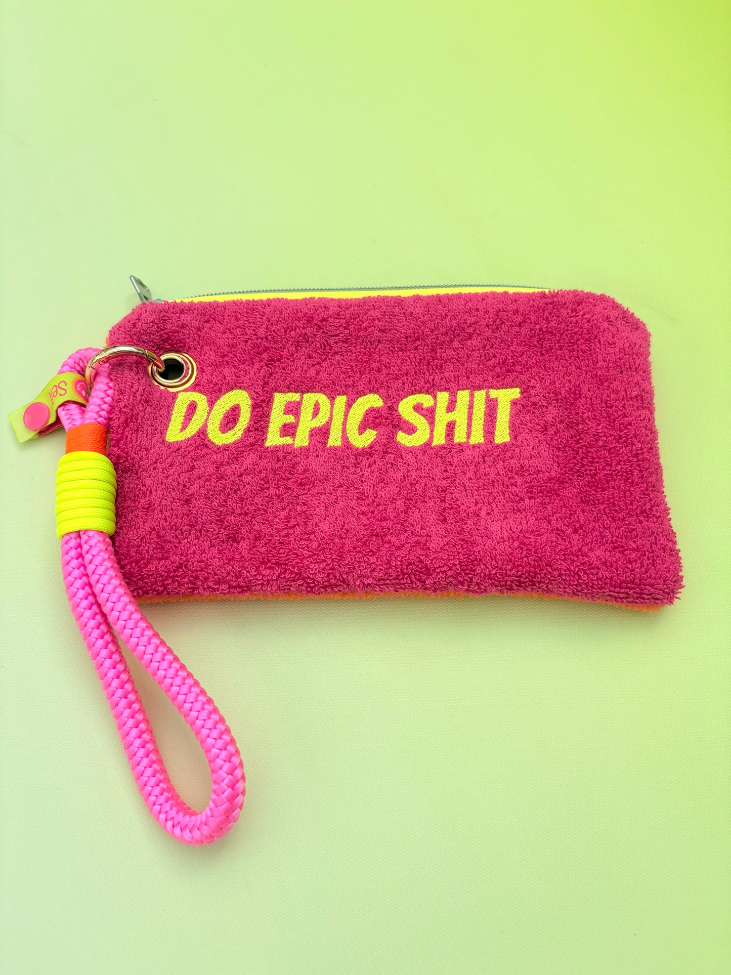 Gute Laune Täschchen „Do epic sh*t“ aus Kuschelteddy und Frottee mit Handschlaufe aus Segeltau