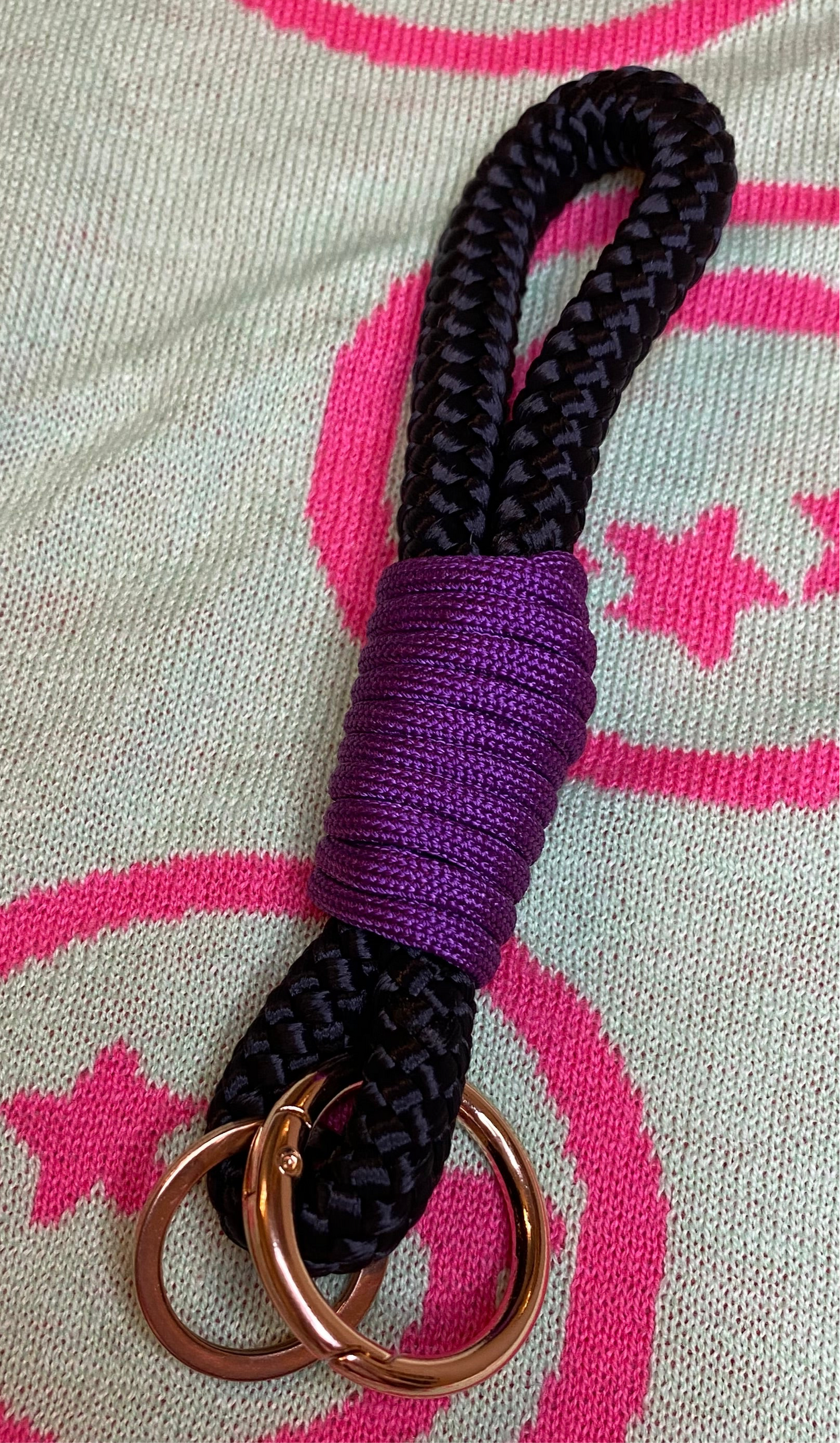Schlüsselanhänger Schwarz-Lila aus Paracord & Segeltau