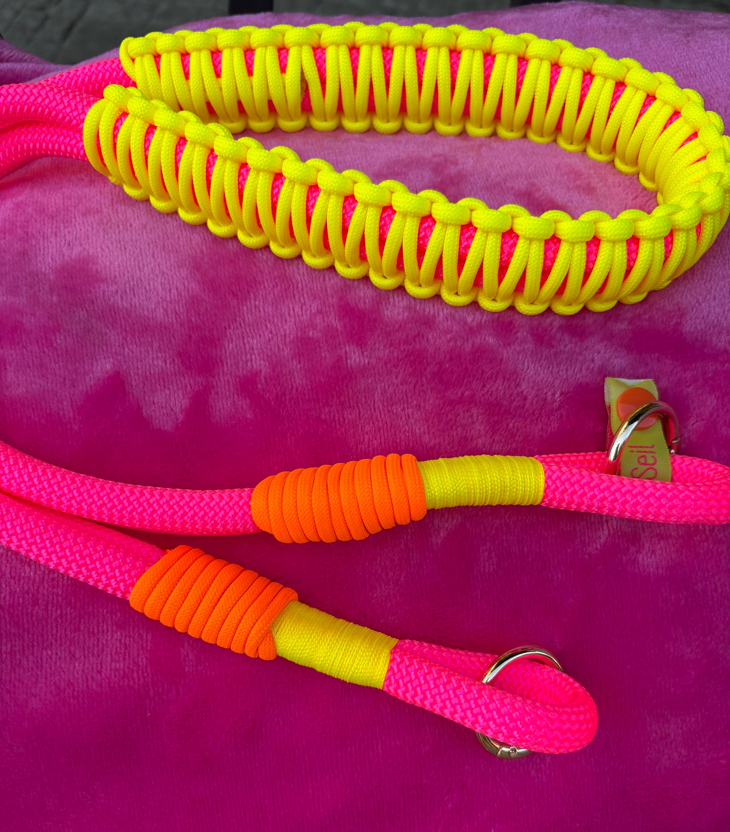Taschengurt „BÄM“ in Neonpink handmade aus Paracord und Segeltau