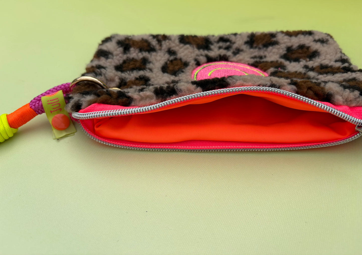 Gute Laune Täschchen „Groovy vibes“ aus Kuschelteddy und Frottee mit Handschlaufe aus Segeltau