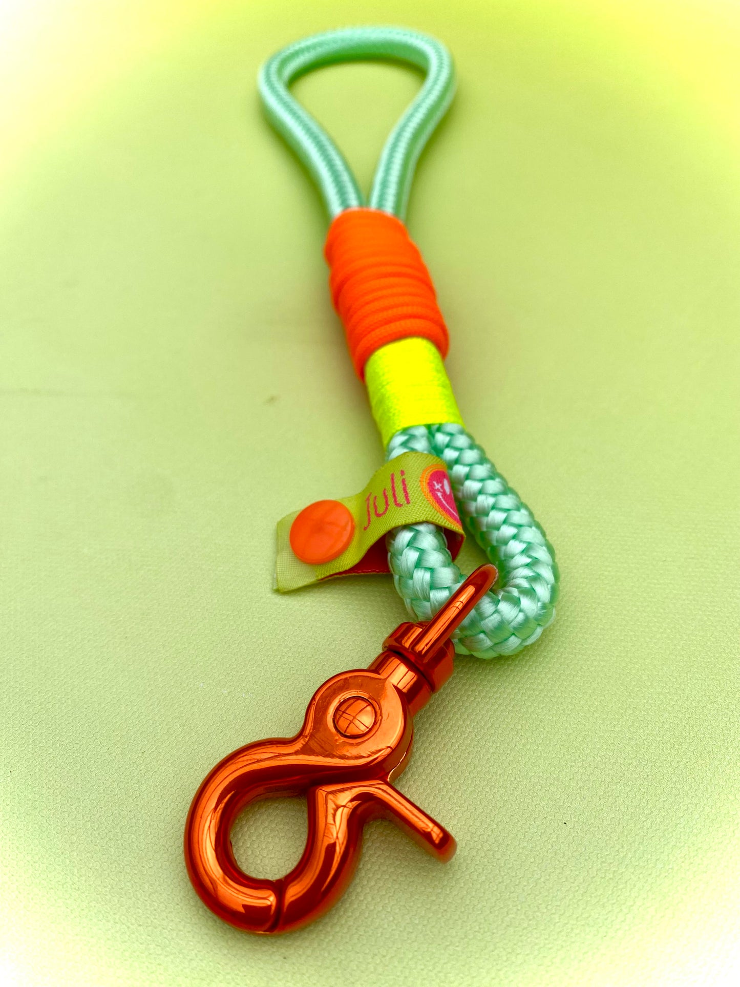 Handycharm und Schlüsselanhänger Pistazie-Mango aus Paracord & Tauseil
