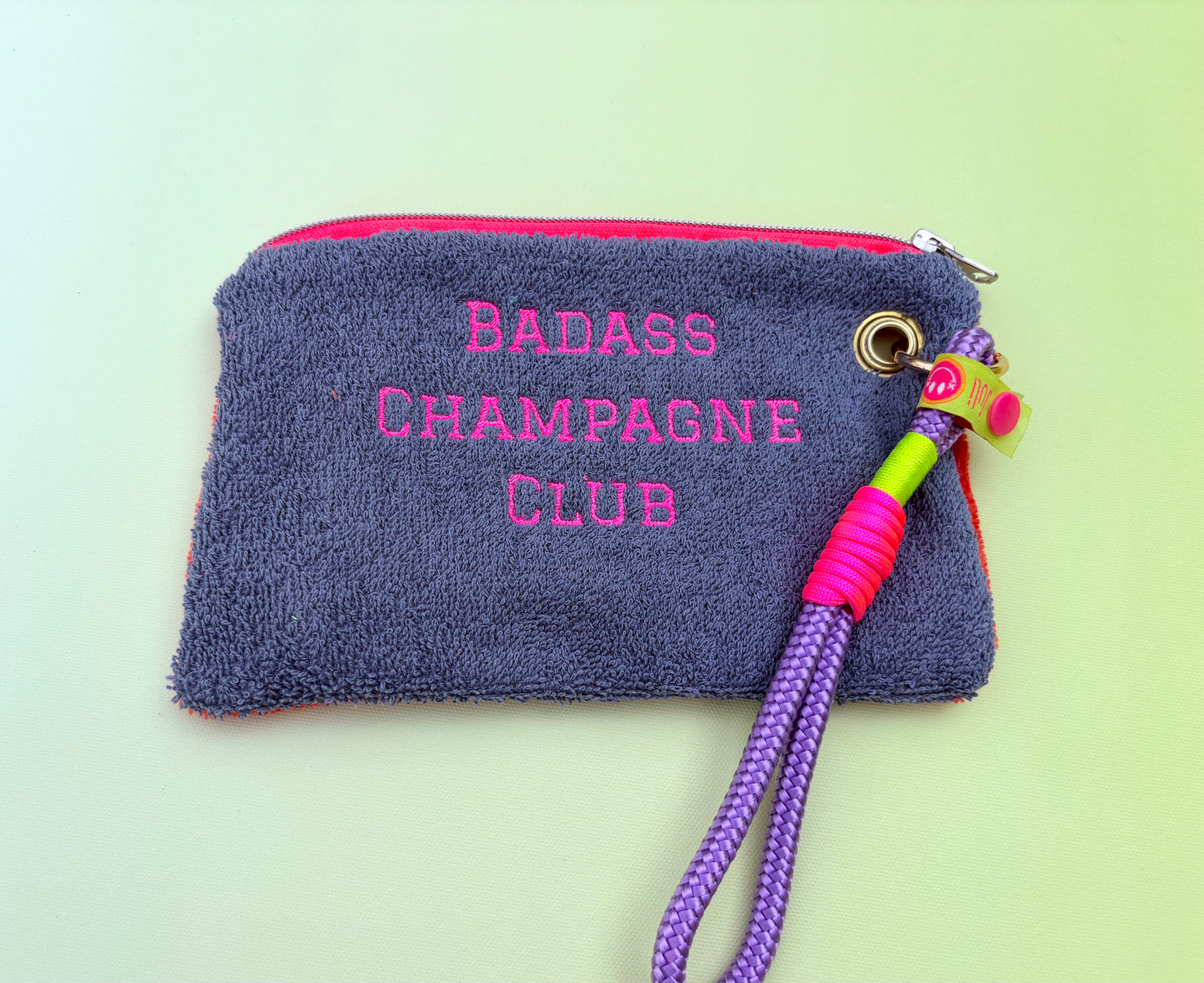 Gute Laune Täschchen „Badass Champagne Club“ aus Kuschelfrottee mit Handschlaufe aus Segeltau