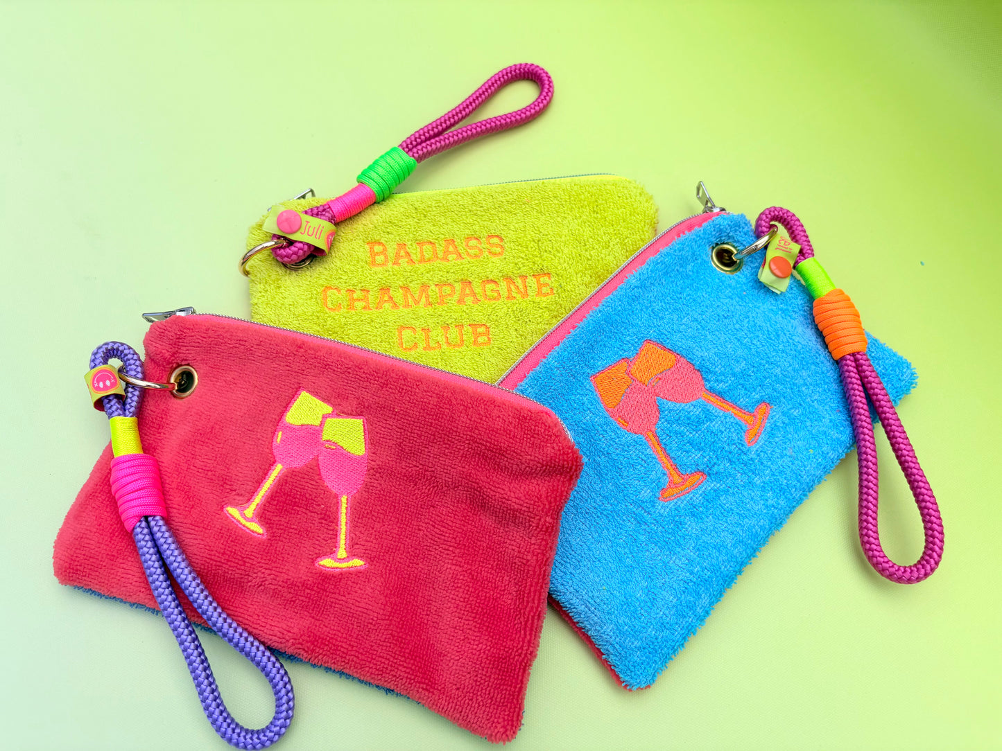 Gute Laune Täschchen „Badass Champagne Club“ aus Kuschelfrottee mit Handschlaufe aus Segeltau