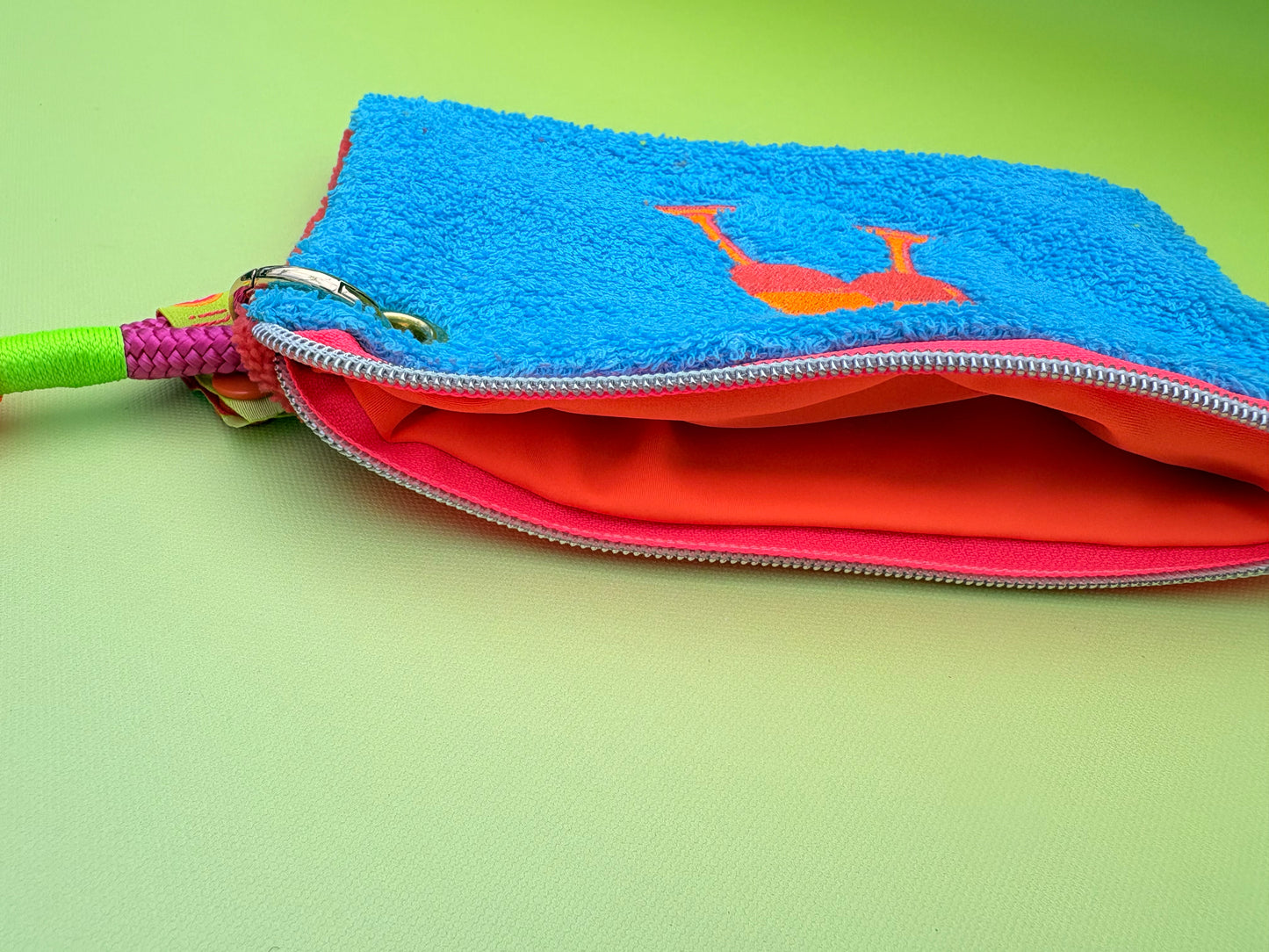 Gute Laune Täschchen „Badass Champagne Club“ aus Kuschelfrottee mit Handschlaufe aus Segeltau