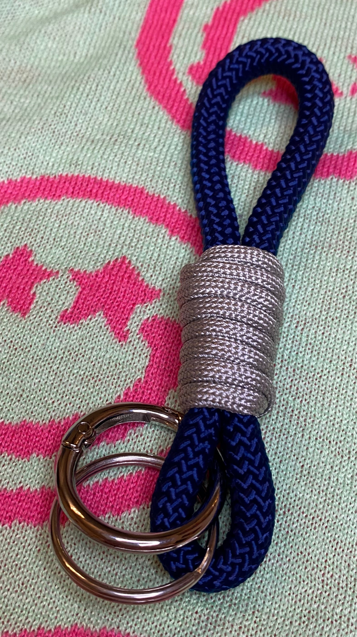 Schlüsselanhänger Dunkelblau-Grau aus Paracord & Segeltau