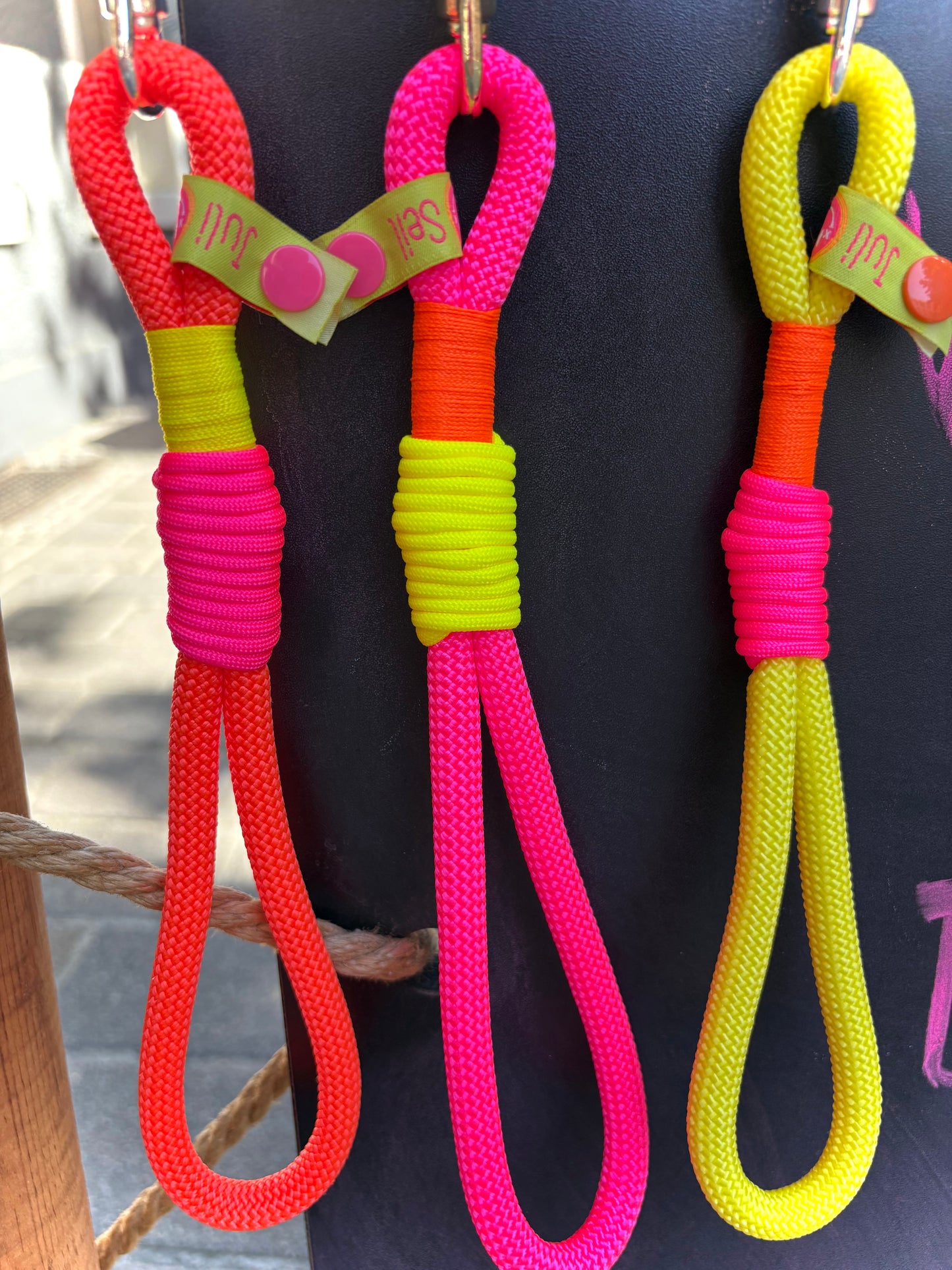 Handycharm und Schlüsselanhänger „BÄM“ in Neonpink aus Paracord und Segeltau