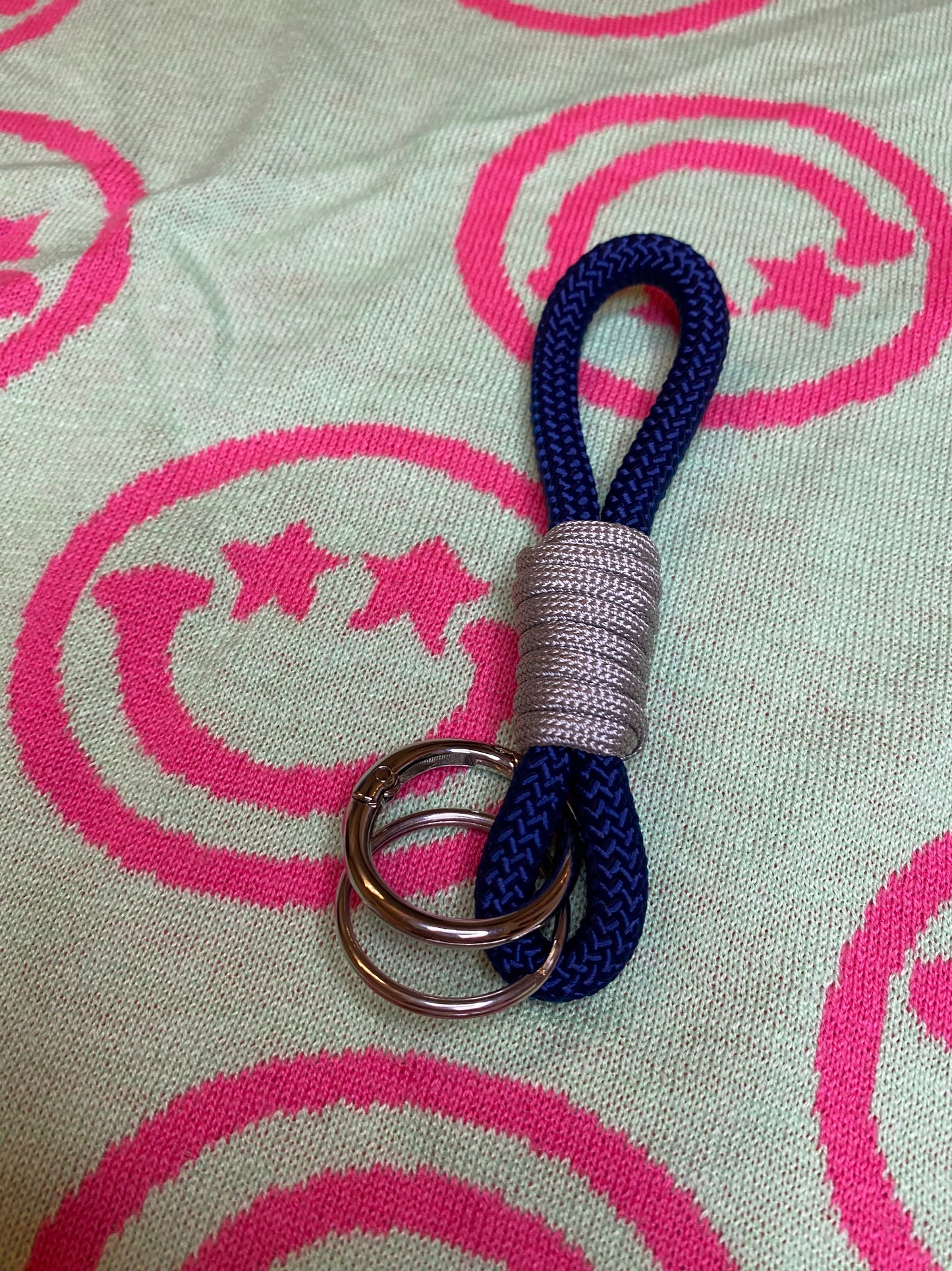 Schlüsselanhänger Dunkelblau-Grau aus Paracord & Segeltau