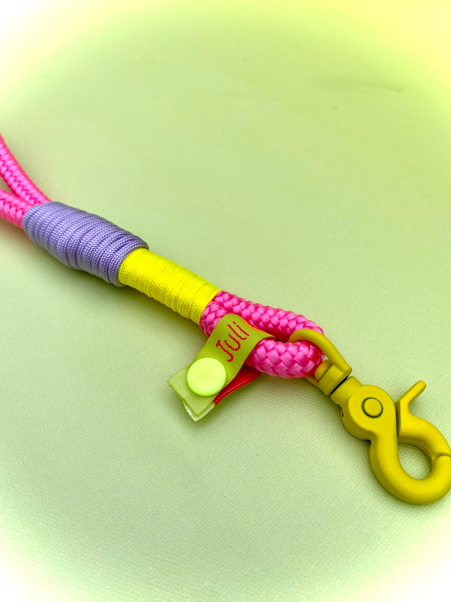 Handycharm und Schlüsselanhänger Himbeere-Zitrone aus Paracord & Tauseil