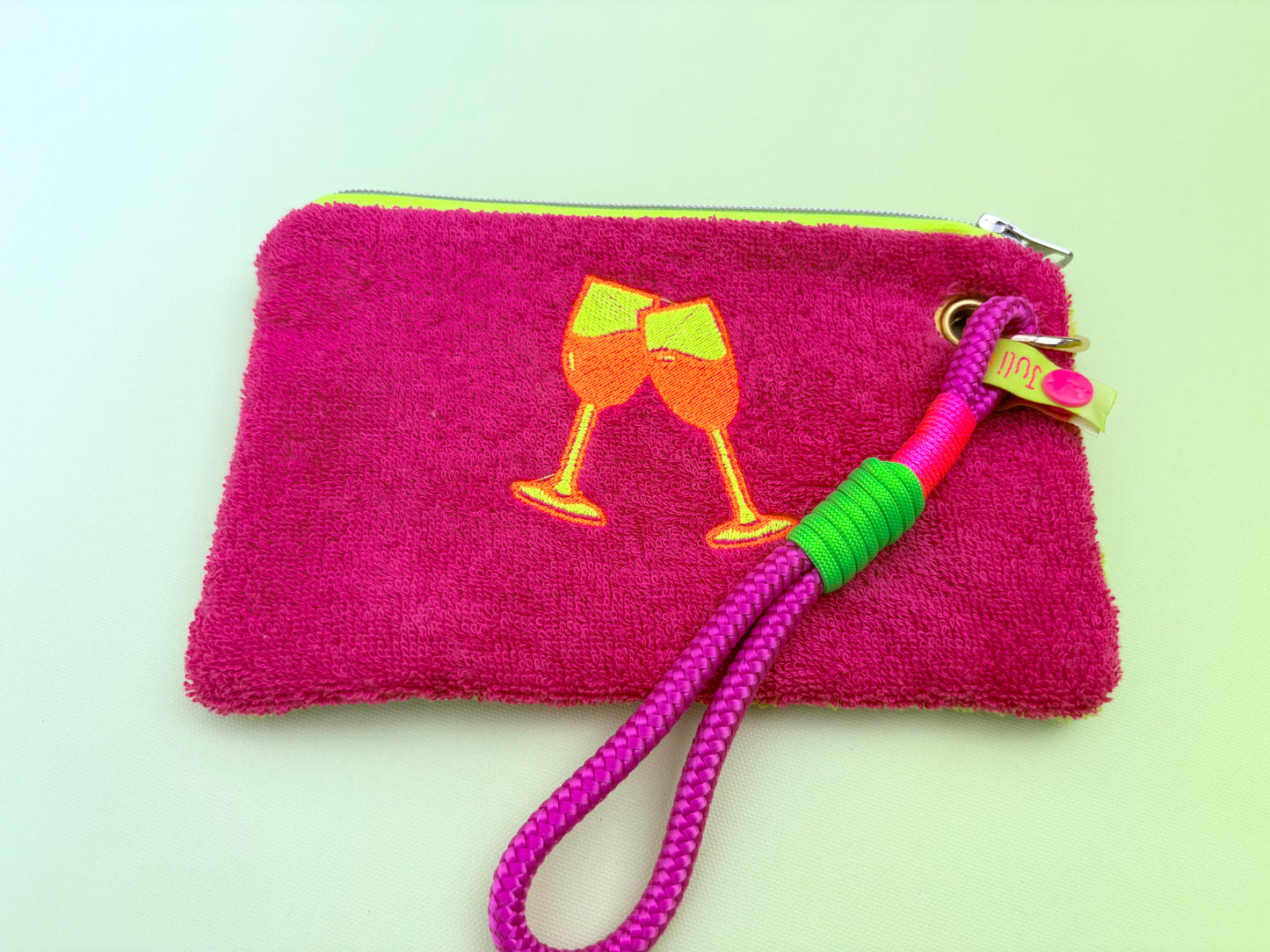 Gute Laune Täschchen „Badass Champagne Club“ aus Kuschelfrottee mit Handschlaufe aus Segeltau