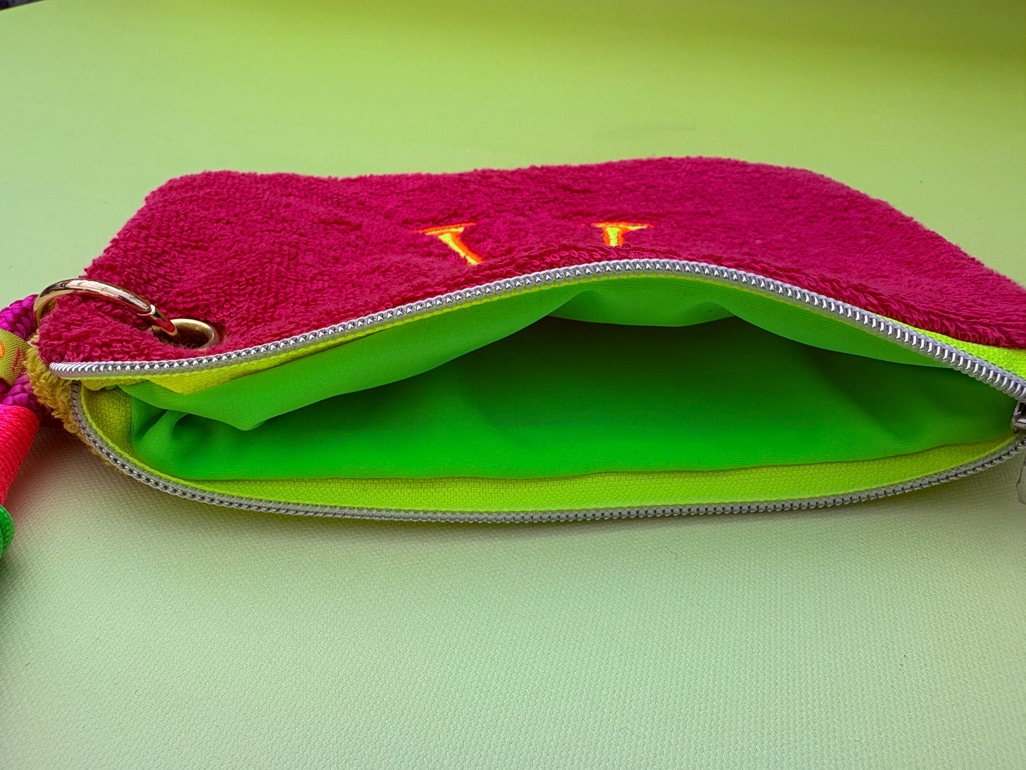 Gute Laune Täschchen „Badass Champagne Club“ aus Kuschelfrottee mit Handschlaufe aus Segeltau