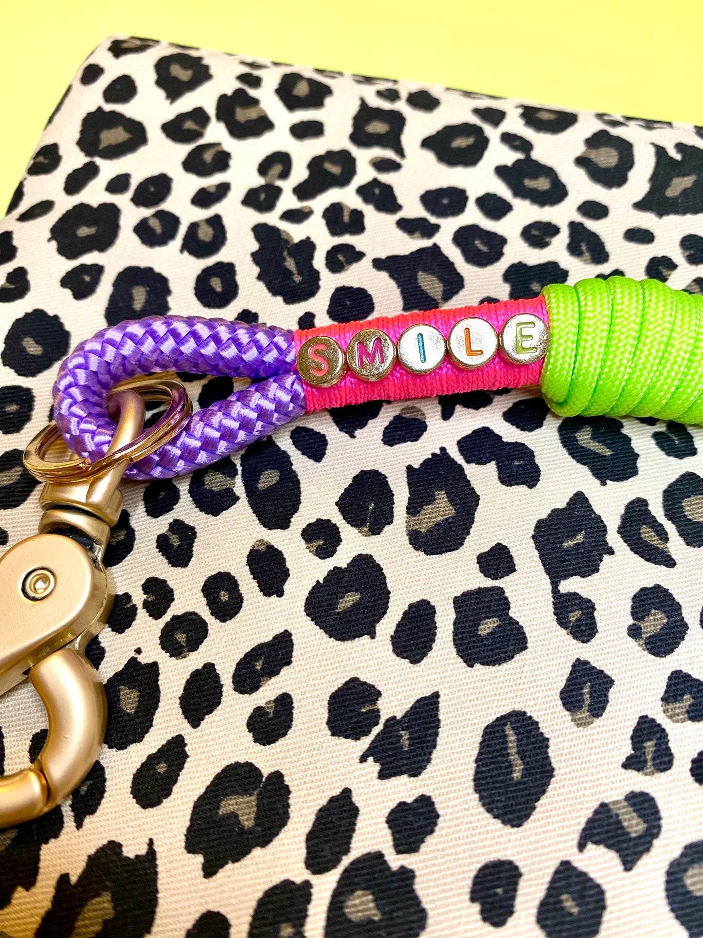 Schlüsselanhänger mit Spruch in bunten Frühlingsfarben aus Paracord & Tauseil