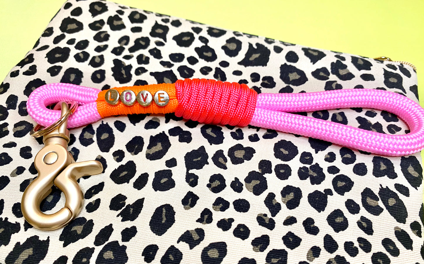 Schlüsselanhänger mit Spruch in bunten Frühlingsfarben aus Paracord & Tauseil