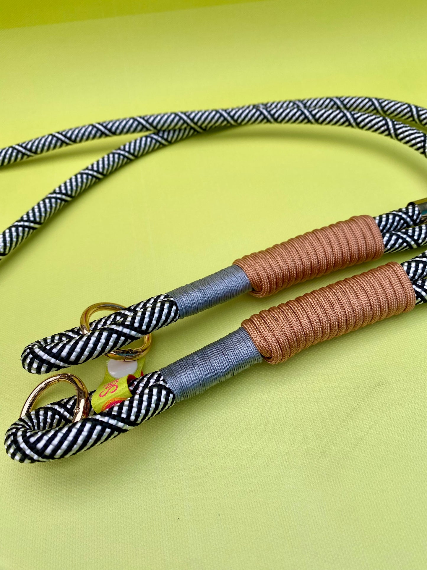 Handykette „Constanze“ Schwarz-weiß aus Paracord & Segeltau