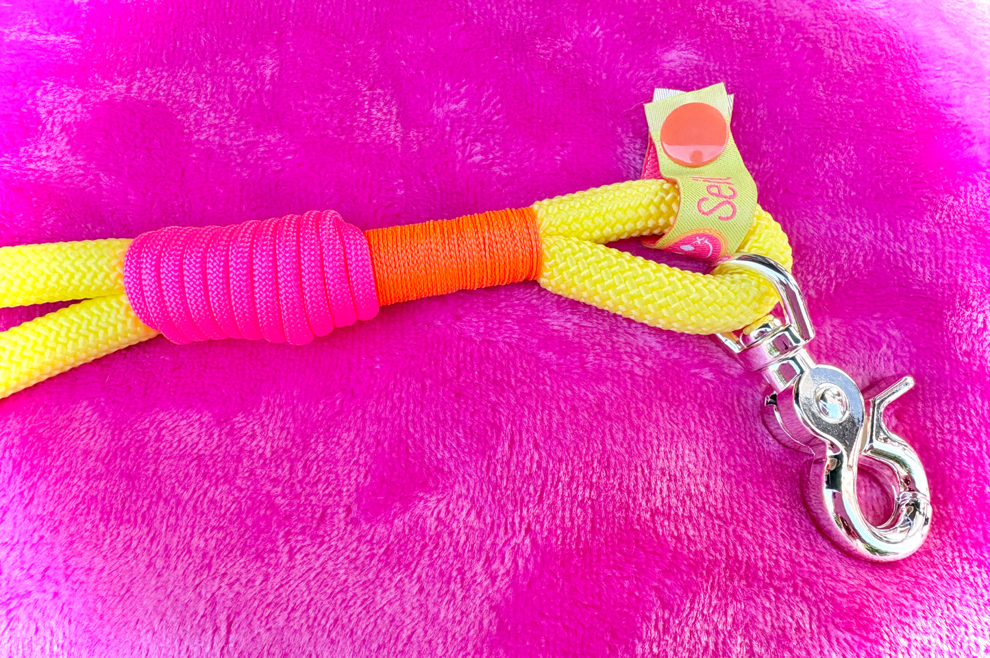 Handycharm und Schlüsselanhänger „BÄM“ in Neongelb aus Paracord und Tauseil