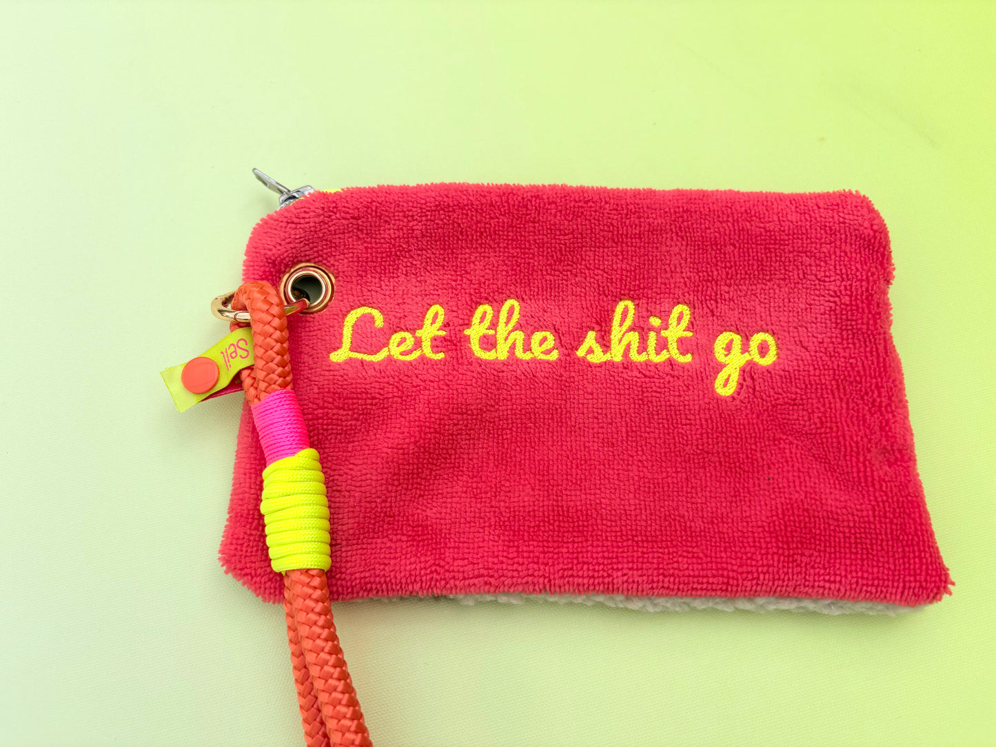 Gute Laune Täschchen „Let the sh*t go“ aus Kuschelteddy und Frottee mit Handschlaufe aus Segeltau