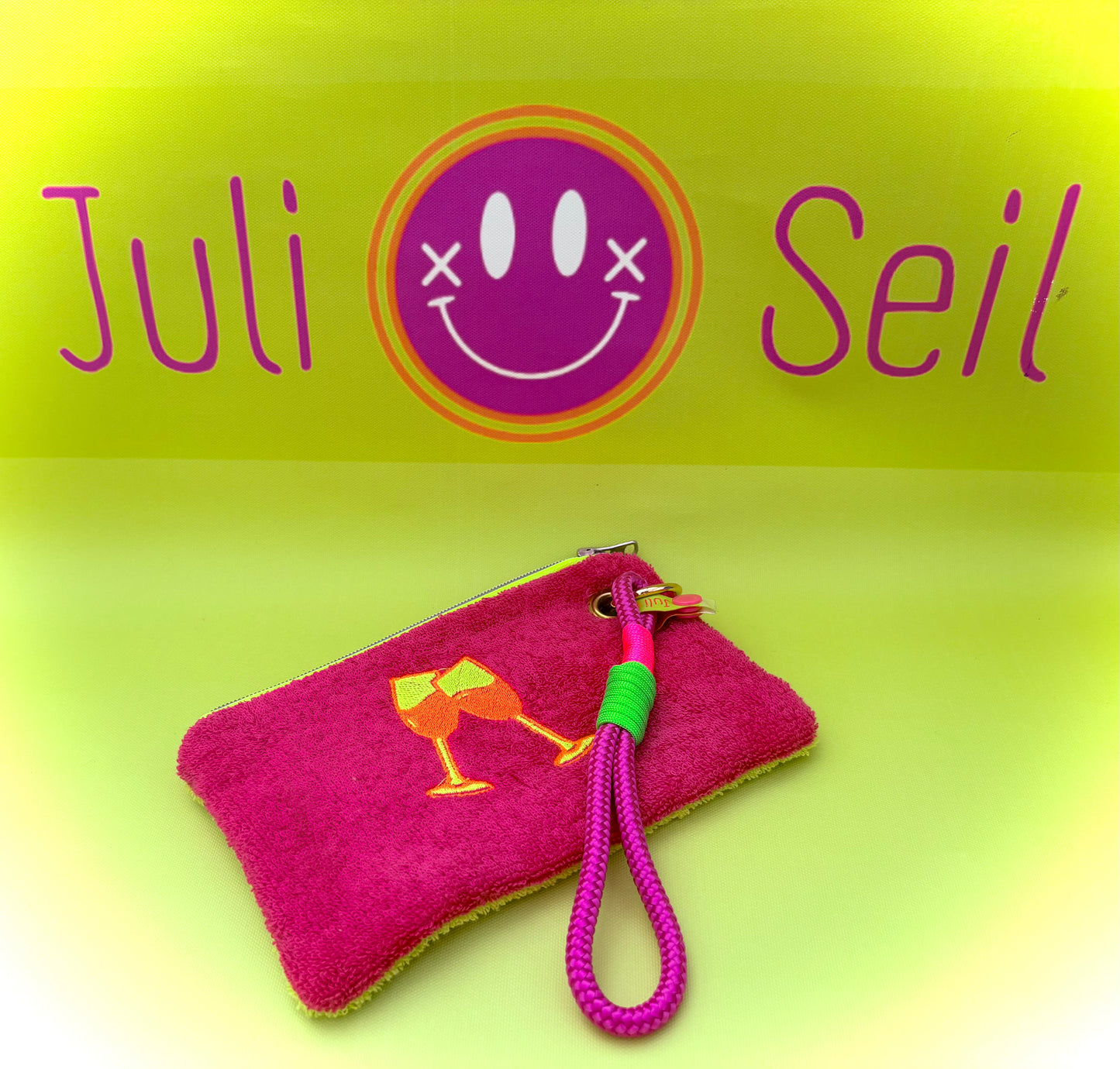 Gute Laune Täschchen „Badass Champagne Club“ aus Kuschelfrottee mit Handschlaufe aus Segeltau