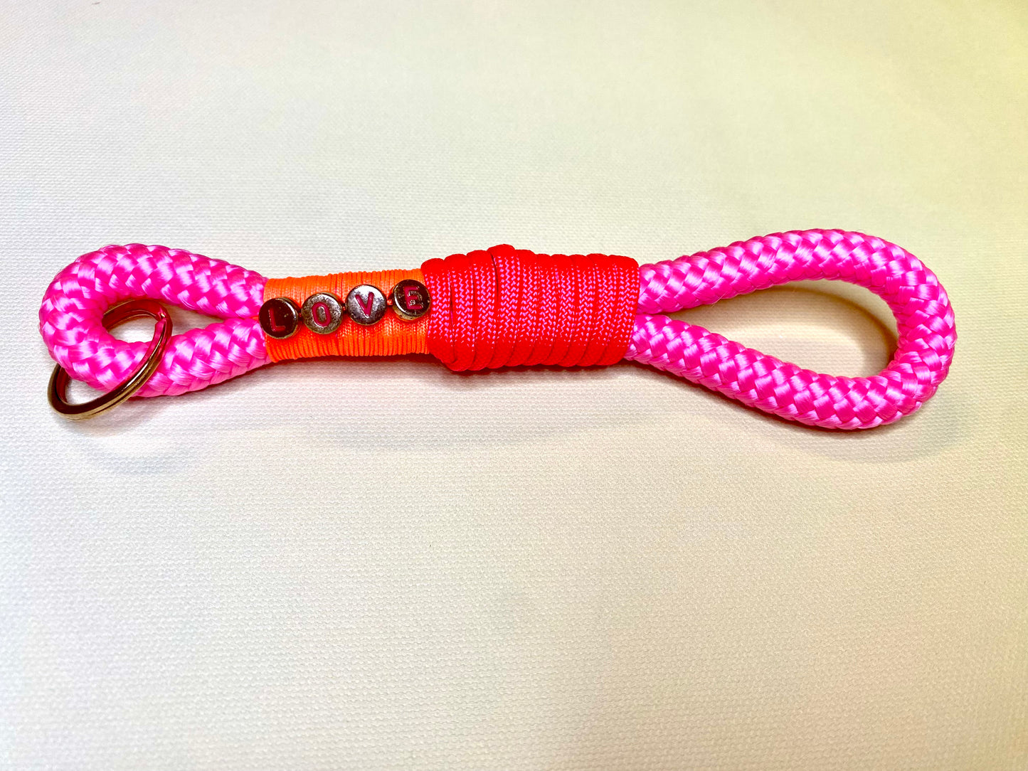 Handmade Schlüsselanhänger LOVE aus Paracord