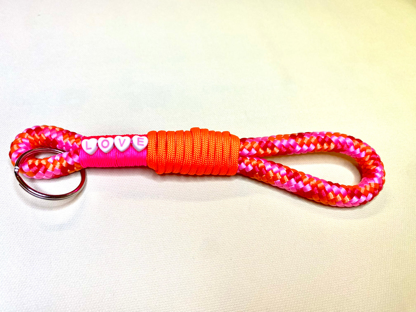 Handmade Schlüsselanhänger LOVE aus Paracord