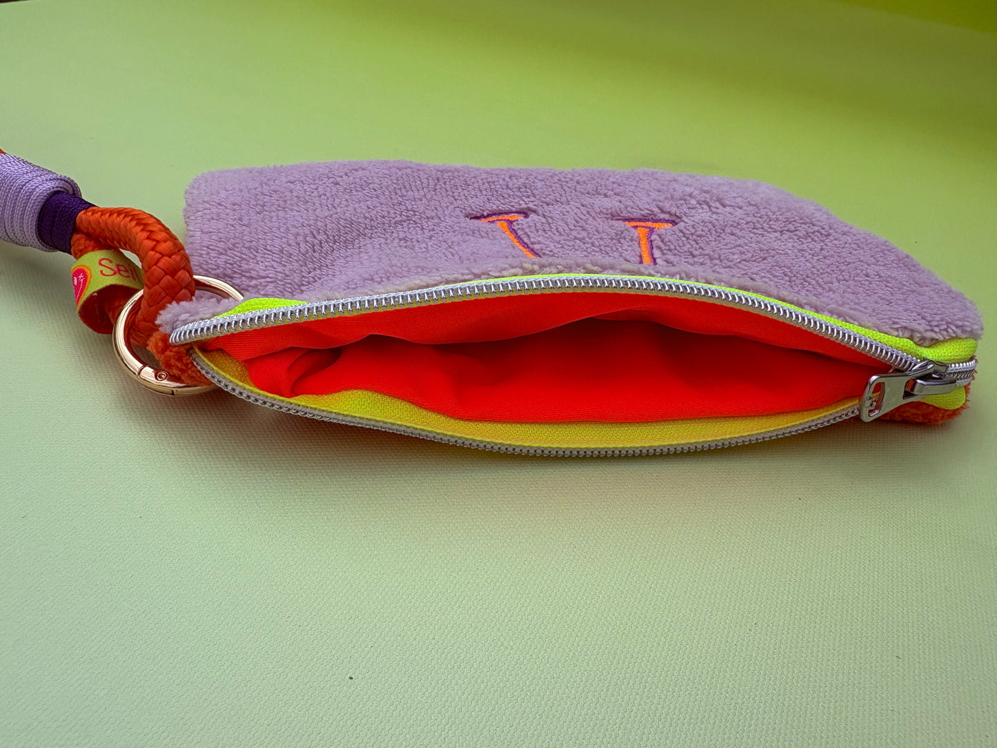 Gute Laune Täschchen „Badass Champagne Club“ aus Kuschelfrottee mit Handschlaufe aus Segeltau