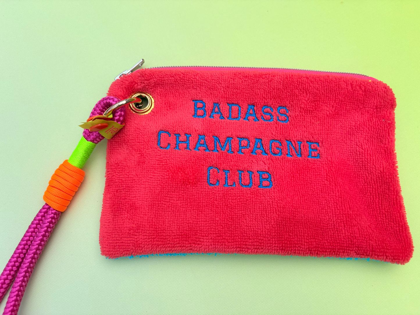 Gute Laune Täschchen „Badass Champagne Club“ aus Kuschelfrottee mit Handschlaufe aus Segeltau