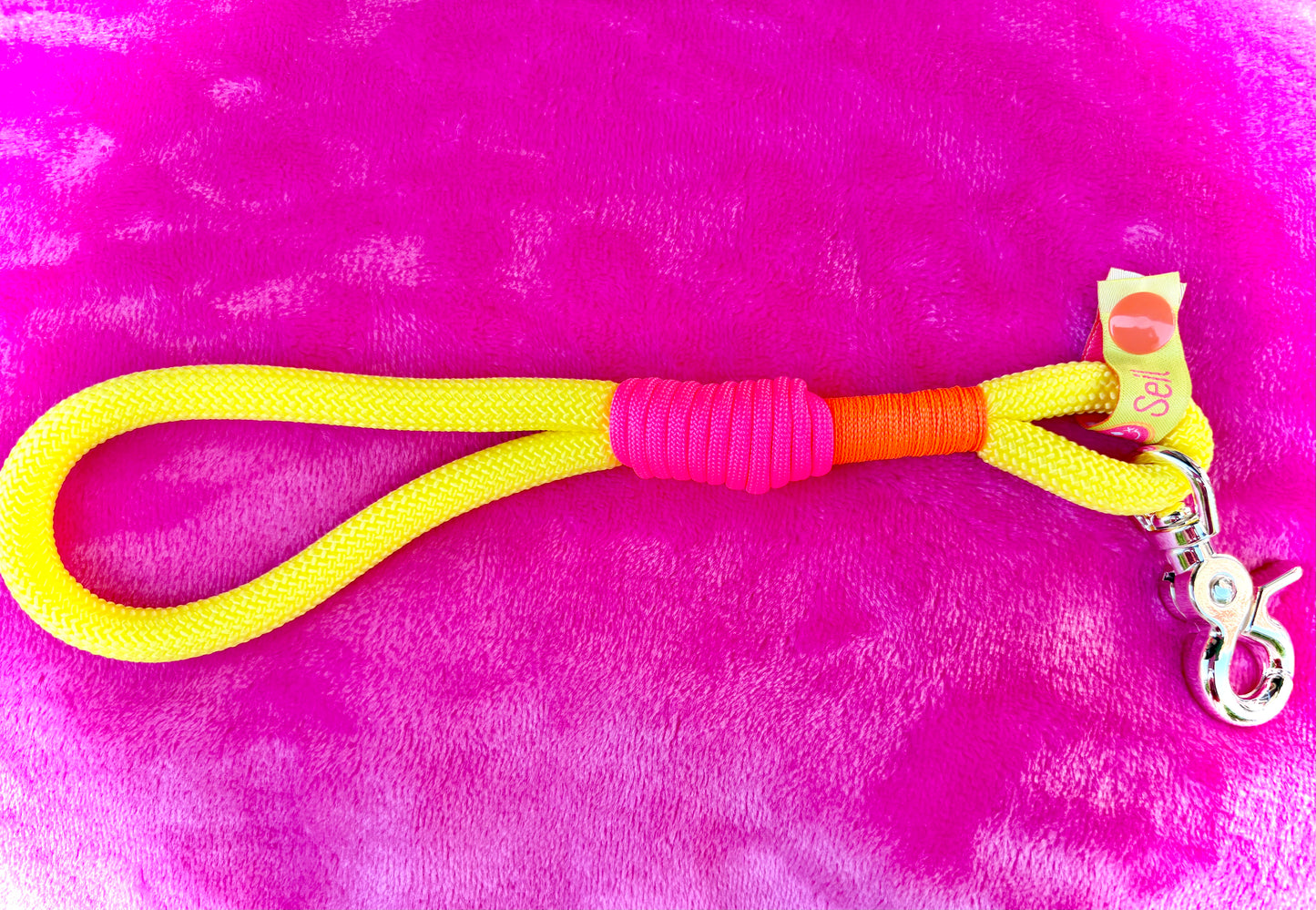 Handycharm und Schlüsselanhänger „BÄM“ in Neongelb aus Paracord und Tauseil