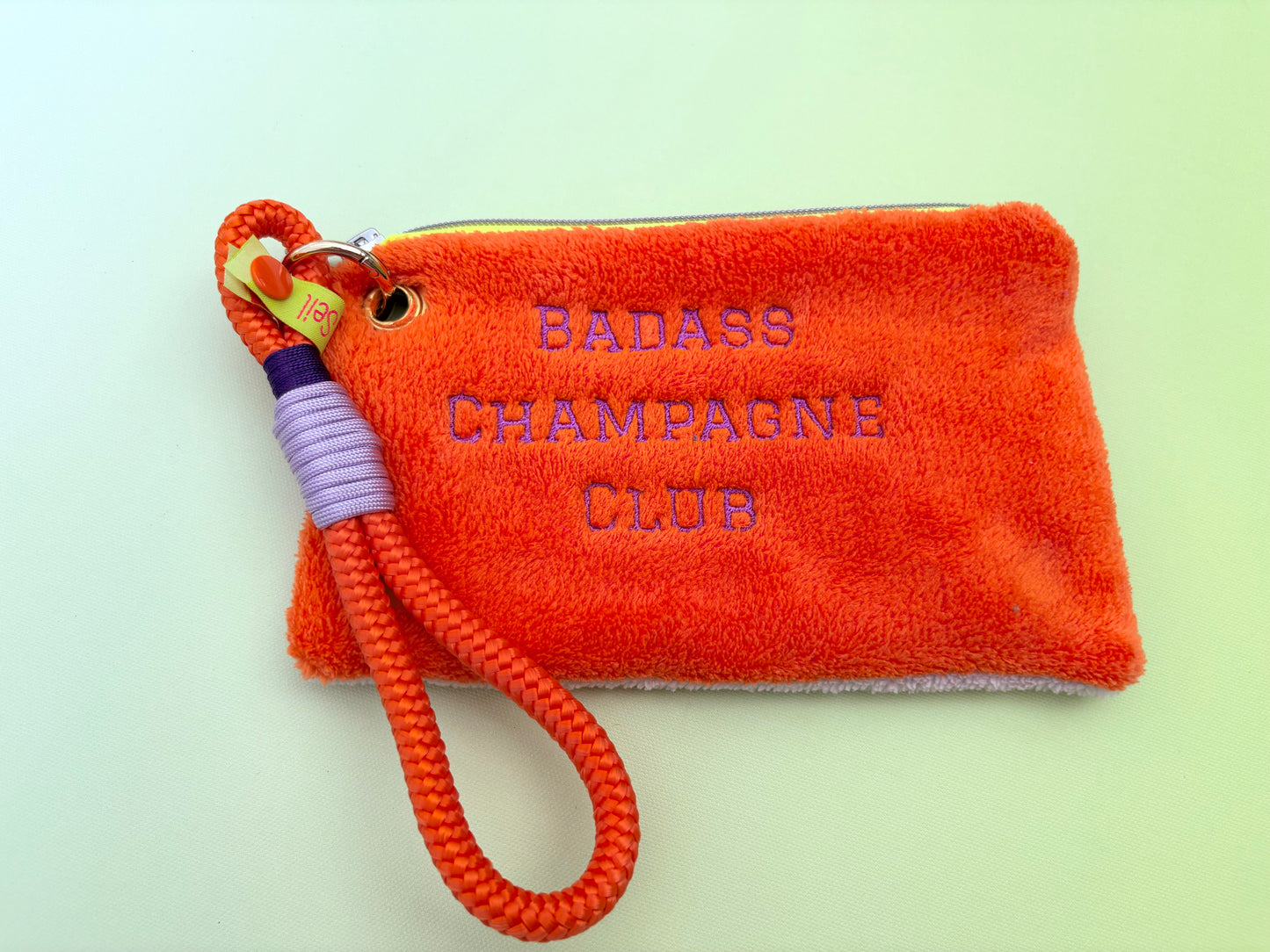 Gute Laune Täschchen „Badass Champagne Club“ aus Kuschelfrottee mit Handschlaufe aus Segeltau