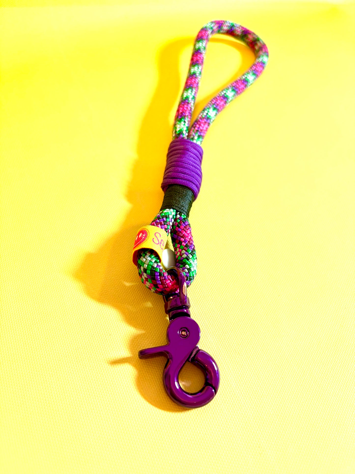 Handycharm und Schlüsselanhänger Beere meets Karo aus Tauseil & Paracord