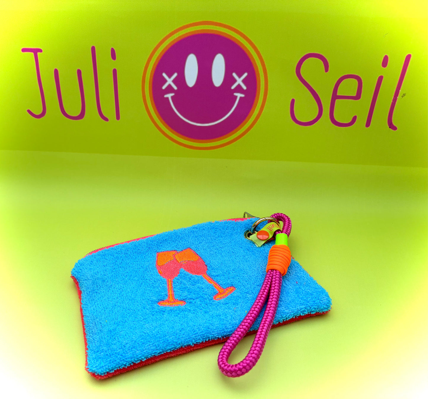 Gute Laune Täschchen „Badass Champagne Club“ aus Kuschelfrottee mit Handschlaufe aus Segeltau