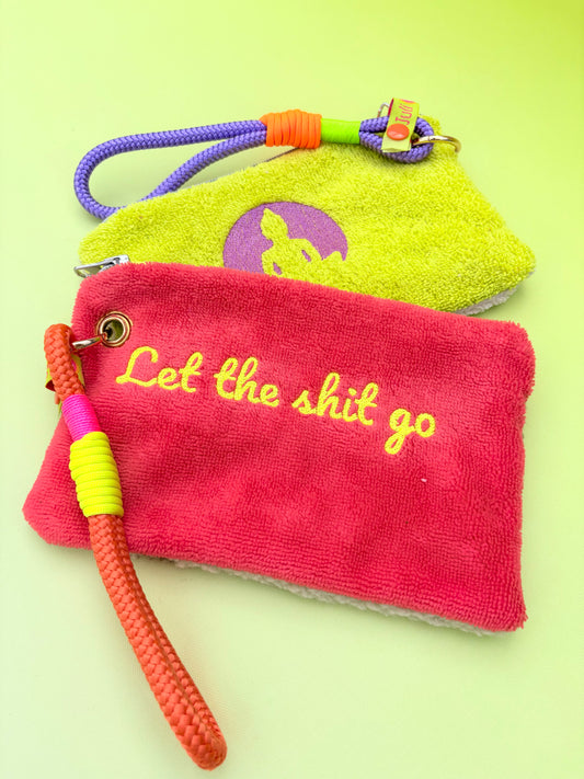 Gute Laune Täschchen „Let the sh*t go“ aus Kuschelteddy und Frottee mit Handschlaufe aus Segeltau