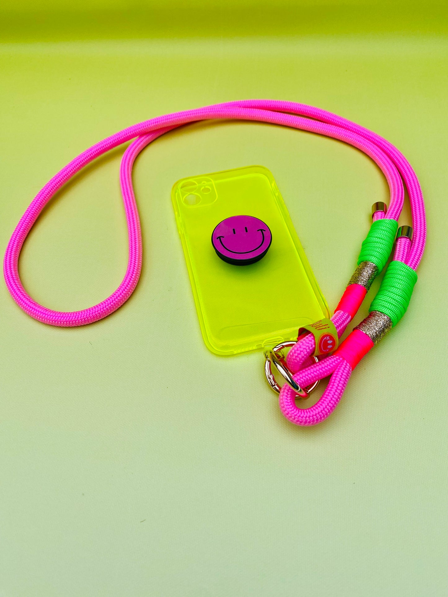 Handykette Neonpink An Apple a day aus Paracord & Segeltau