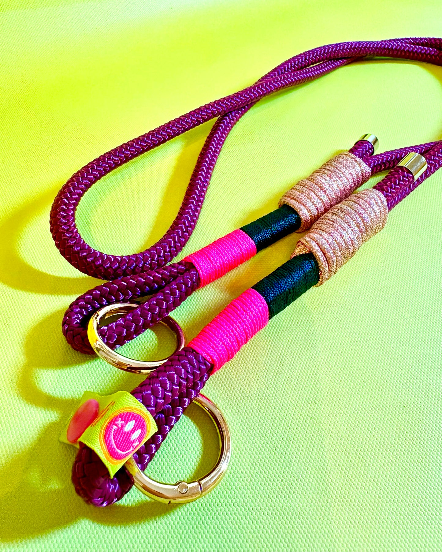 Handykette Glitzernde Aubergine aus Tauseil & Paracord