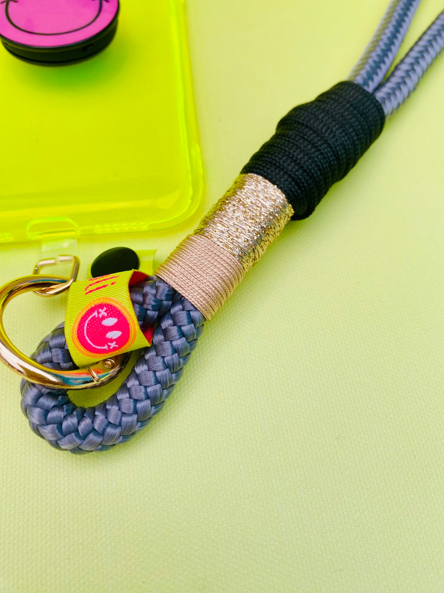 Handycharm und Schlüsselanhänger Graue Eleganz aus Paracord & Segeltau