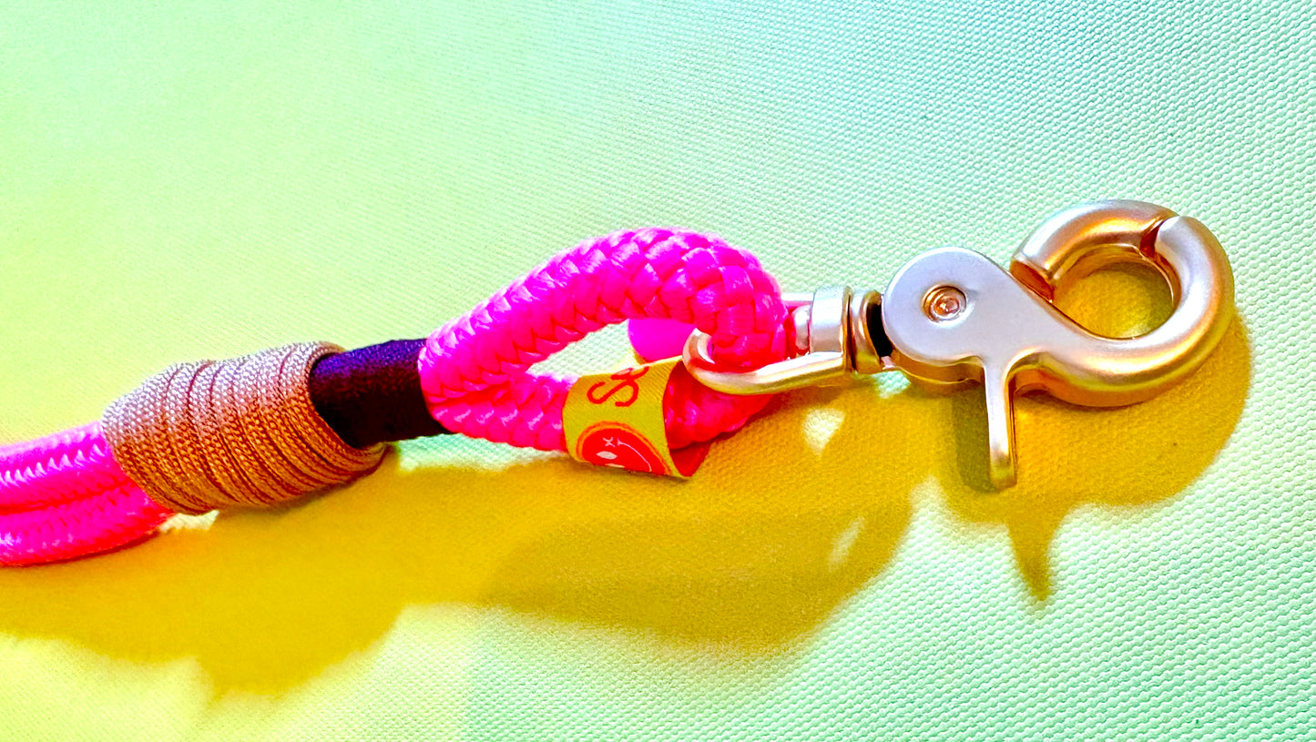 Handycharm und Schlüsselanhänger Himbeere im Karamellmantel aus Tauseil & Paracord