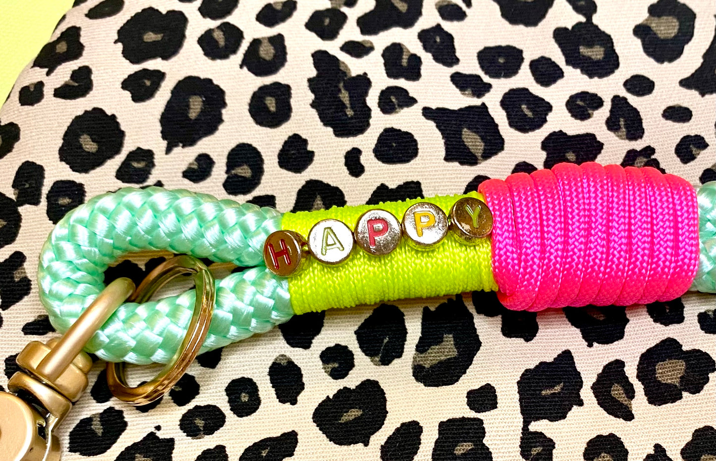 Schlüsselanhänger mit Spruch in bunten Frühlingsfarben aus Paracord & Tauseil