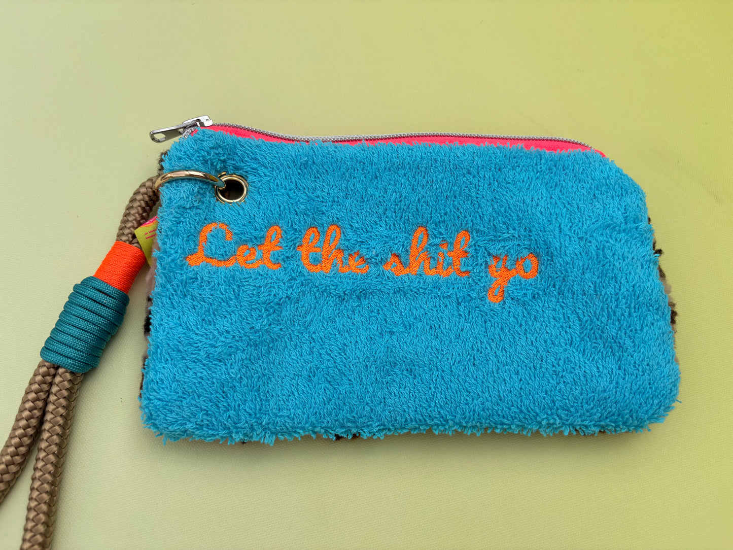 Gute Laune Täschchen „Let the sh*t go“ aus Kuschelteddy und Frottee mit Handschlaufe aus Segeltau