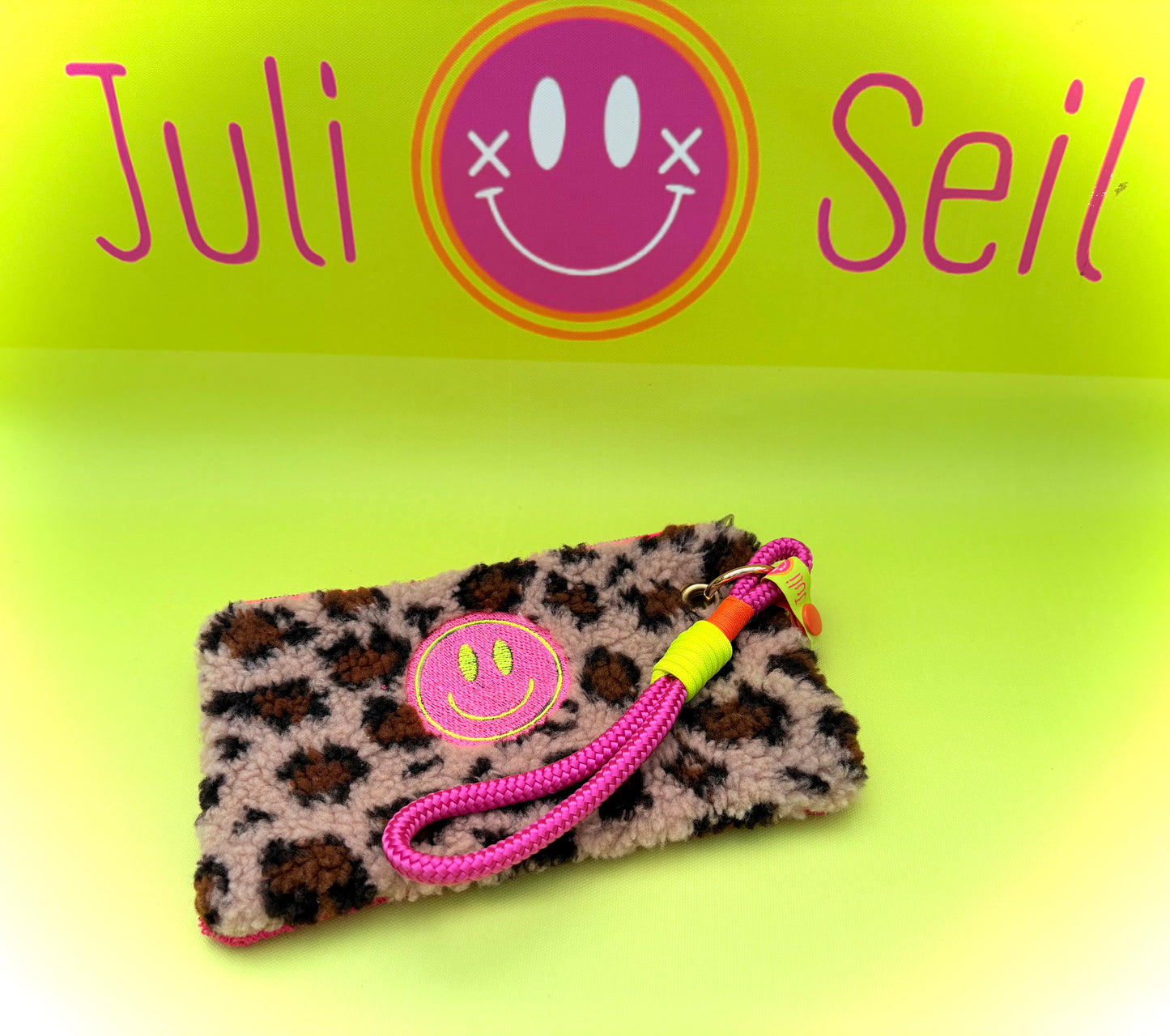 Gute Laune Täschchen „Groovy vibes“ aus Kuschelteddy und Frottee mit Handschlaufe aus Segeltau