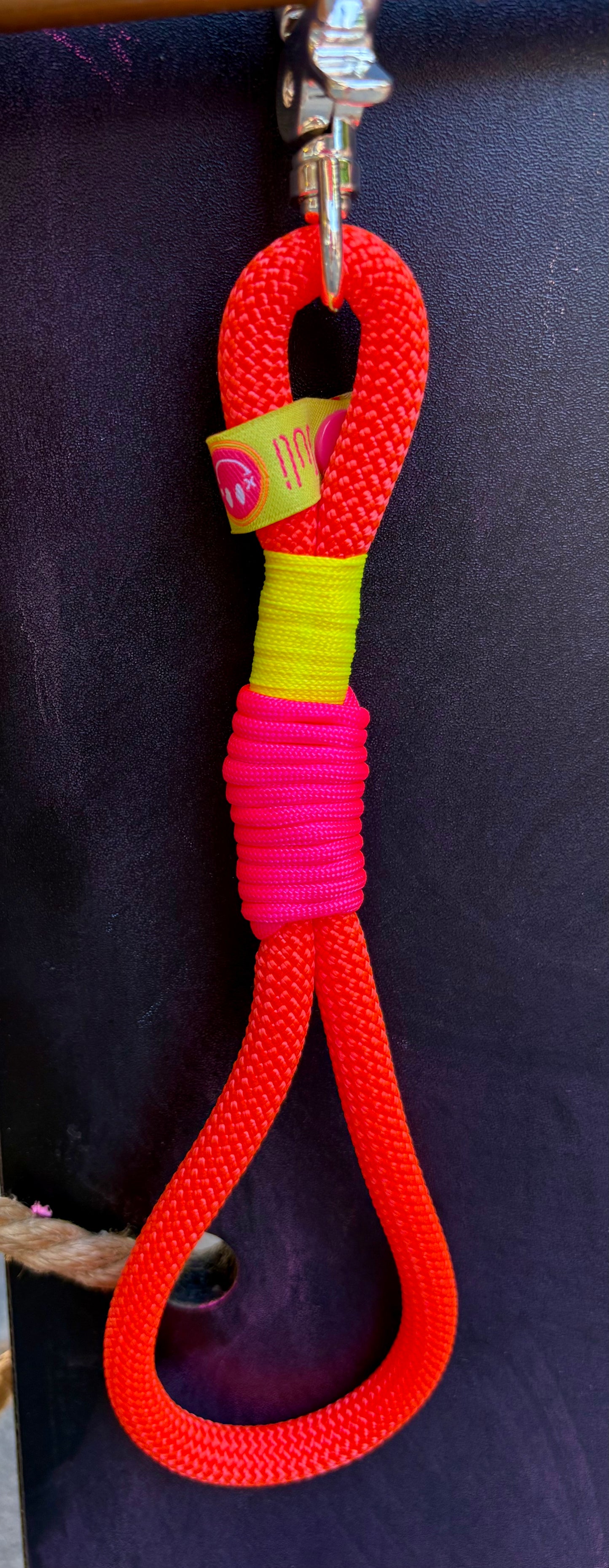 Handycharm und Schlüsselanhänger „BÄM“ in Neonorange aus Paracord und Tauseil